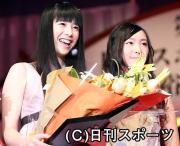 新人賞を受賞した夏帆（左）は笑顔で写真に納まる。右は新垣結衣