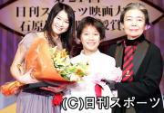 笑顔の夏川結衣（左）。中央は息子役の田中祥平、右は樹木希林