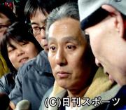 歌舞伎座楽屋出口で取材に応じる中村勘三郎