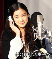 映画「いけちゃんとぼく」で、いけちゃん役のアフレコに臨む蒼井優