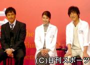 会見で笑顔の左から阿部寛、竹内結子、堺雅人