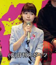 会見であいさつする宮崎あおい