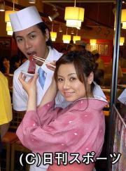 築地アイドルの芹沢那菜（右）は加藤和樹にまぐろをアーン