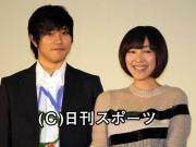 映画の舞台あいさつに立つ松山ケンイチ(左)と麻生久美子