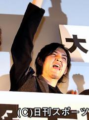 映画「蟹工船」初日舞台あいさつで気勢を上げる松田龍平