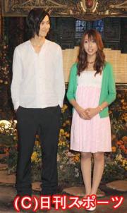 映画「ライアーゲーム」の製作発表で記念撮影する松田翔太と戸田恵梨香