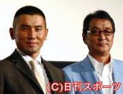 本木雅弘(左)と滝田洋二郎監督