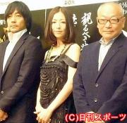 映画「笑う警官」の会見を行った左から大森南朋、松雪泰子、佐々木譲さん