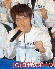 掛け声で気勢を上げる小出恵介