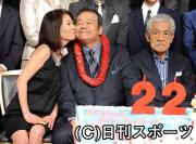 西田敏行(中央)に壇上でキスする浅田美代子(左)。右は三国連太郎