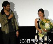 映画の舞台あいさつに初めて登場した平井堅(左)と感激の井上真央