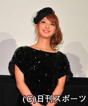 主演映画の舞台あいさつに立つ佐々木希