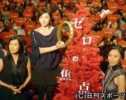 初日舞台あいさつに登壇した、左から木村多江、広末涼子、中谷美紀