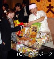 阿部サダヲ（右）は主演映画「なくもんか」の公開劇場でグッズ販売