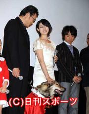 舞台あいさつでウルルの頭をなでる深田恭子。左は船越英一郎、右は浜口優