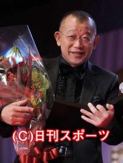 主演男優賞を受賞し笑顔の笑福亭鶴瓶（撮影・藤田啓輔）