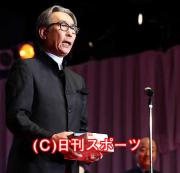 マイクなしで受賞の喜びを語る木村大作監督（撮影・蔦林史峰）