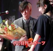 新人賞の岡田将生は夏帆から花束を受け取り笑顔（撮影・蔦林史峰）
