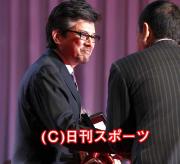 助演男優賞を受賞した三浦友和はプレゼンターの柴俊夫とがっちりと握手