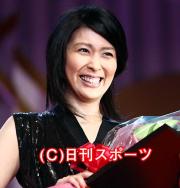 主演女優賞の松たか子は壇上で会心の笑顔を見せる（撮影・蔦林史峰）