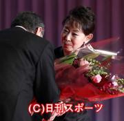 故森繁久弥さんの次男建さんに花束を渡す三田佳子