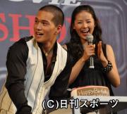 映画の舞台あいさつで6日の誕生日を祝われる市原隼人