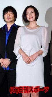 映画の初日舞台あいさつで登壇した、大森南朋(左)と中谷美紀