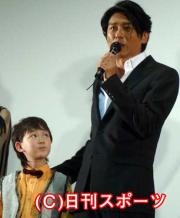 映画の完成披露試写会に出席した主演の高橋克典(右)。左は林遼威