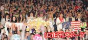 映画のファン感謝祭で５０００人のファンと記念撮影に納まる