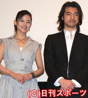 舞台あいさつに出席した金城武（右）と小西真奈美（撮影・小林千穂）