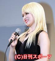 深田恭子は、セクシーな衣装であいさつ（撮影・中村誠慈）