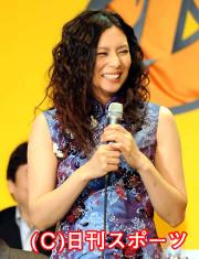 会見中、笑いがこぼれる柴咲コウ（撮影・栗山尚久）