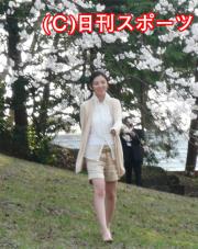 庄内映画村の桜の下を歩く田中麗奈（撮影・近藤由美子）