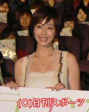 満員の観客をバックに笑顔を見せる井上和香(撮影・小谷野俊哉)