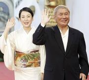 ベネチア映画祭で写真撮影に応じる北野監督(右)と樋口(AP=共同)