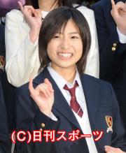 小指を立て笑顔をみせる南沢奈央(撮影・下田雄一)