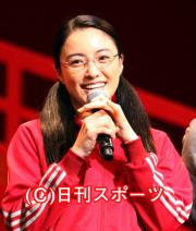 舞台あいさつする仲間由紀恵(撮影・中島郁夫)