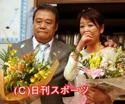 クランクアップし、涙ぐむ西田敏行(左)と浅田美代子(撮影・野上伸悟)