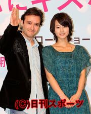 投げキスするハンス・カノーザ監督（左）と堀北真希（撮影・神戸崇利）