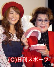 トークショーに登場した左から大沢あかね、野村沙知代(撮影・瀬津真也)