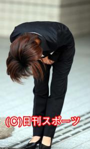 保釈時に頭を下げる酒井法子被告
