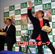 西田敏行(左)と浅井慎平氏は、ヒット祈願で豆まき(撮影・柴田寛人)