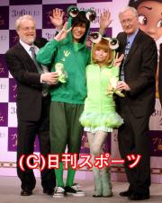 カエル姿の梅田直樹(中央左)益若つばさ(同右)(撮影・柴田寛人)