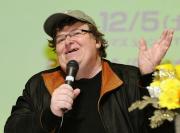 新作映画の日本公開を前に初来日、記者会見するムーア監督（共同）