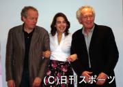 左からＬ・ダルデンヌ監督、主演のアルタ・ドブロシ、Ｊ・ダルデンヌ監督