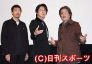 映画の初日舞台あいさつする、左から嶋田久作、及川光博、中嶋莞爾監督