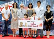 「崖の上のポニョ」が公開され、記念撮影に応じる宮崎駿監督ら（共同）