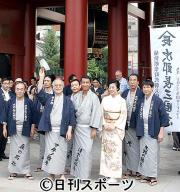 ヒット祈願に浅草寺を訪れた、マキノ雅彦監督ら出演者(撮影・中村誠慈)