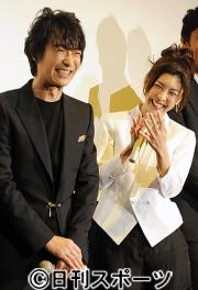 舞台あいさつで笑顔を見せる堺雅人(左)と竹内結子(撮影・藤田啓輔)