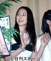 願い事を書いた短冊を飾り手を振る長沢まさみ（撮影・中島郁夫）